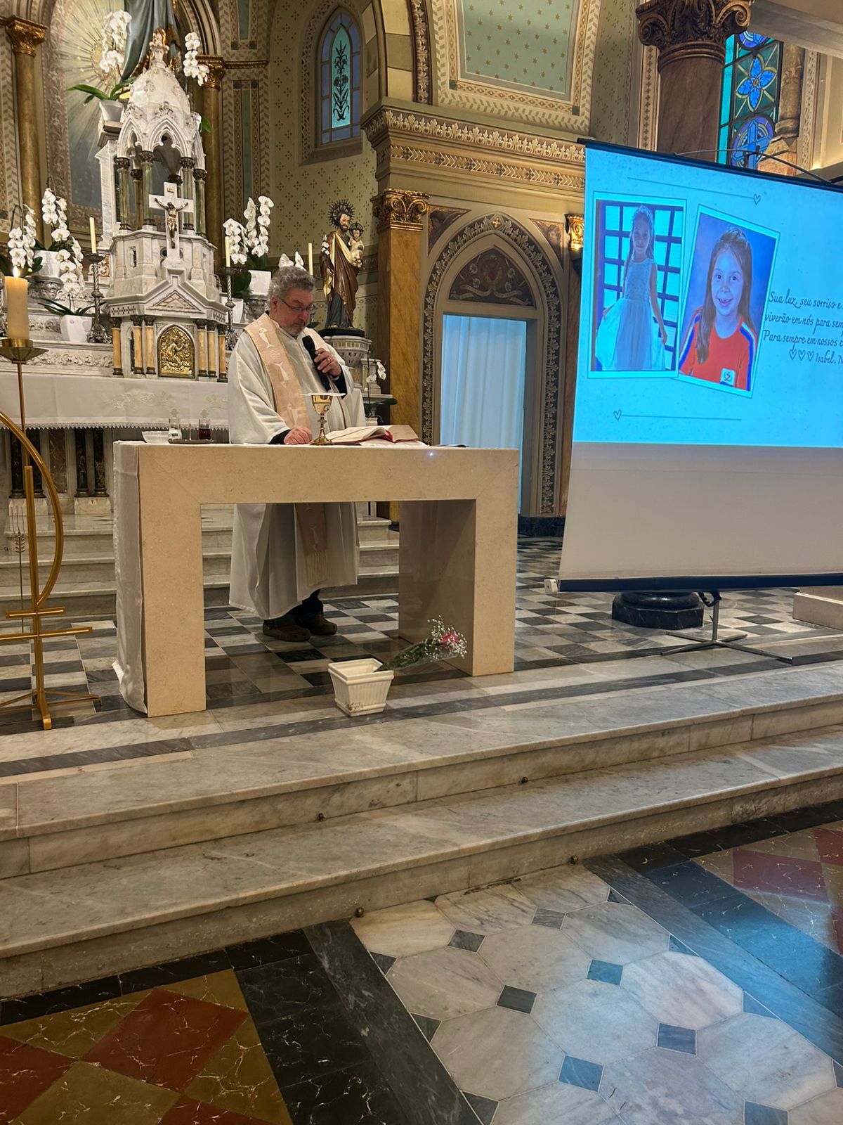 Colégio de Santa Inês realiza missa em homenagem à estudante Isabel F. S.